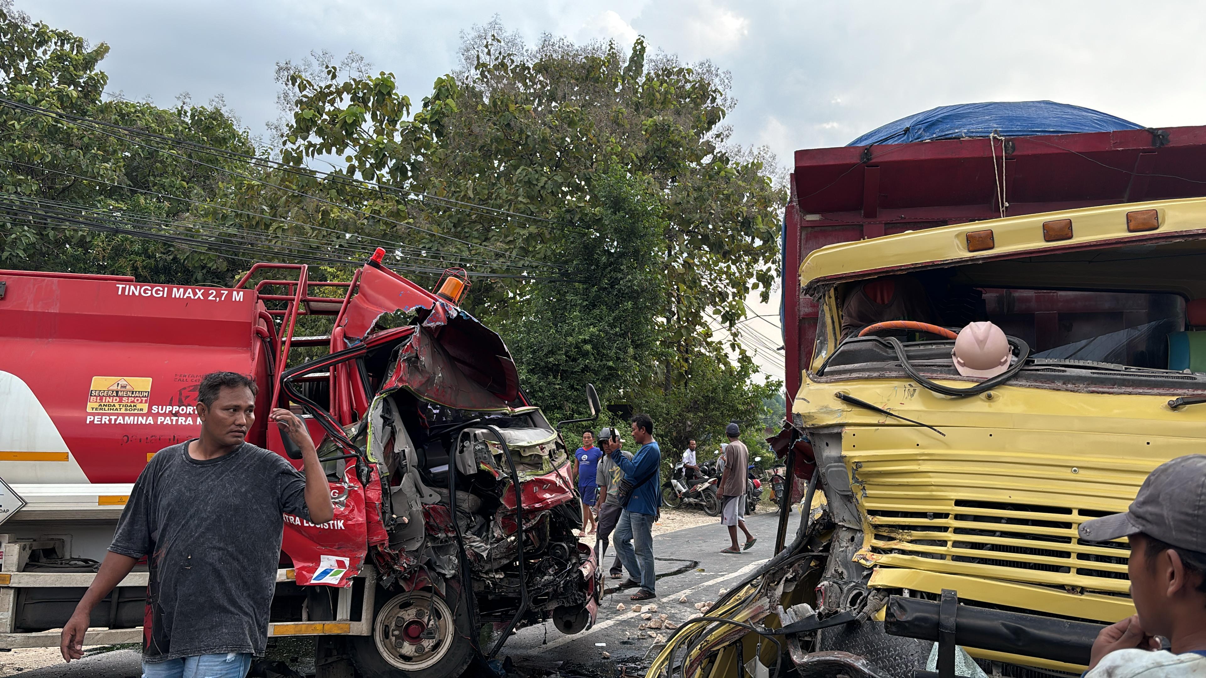 Kondisi dua kendaraan roda empat pasca terlibat kecelakaan maut di Jalan Pakah-Soko, Desa Trutup, Kecamatan Plumpang, kemarin (16/6).