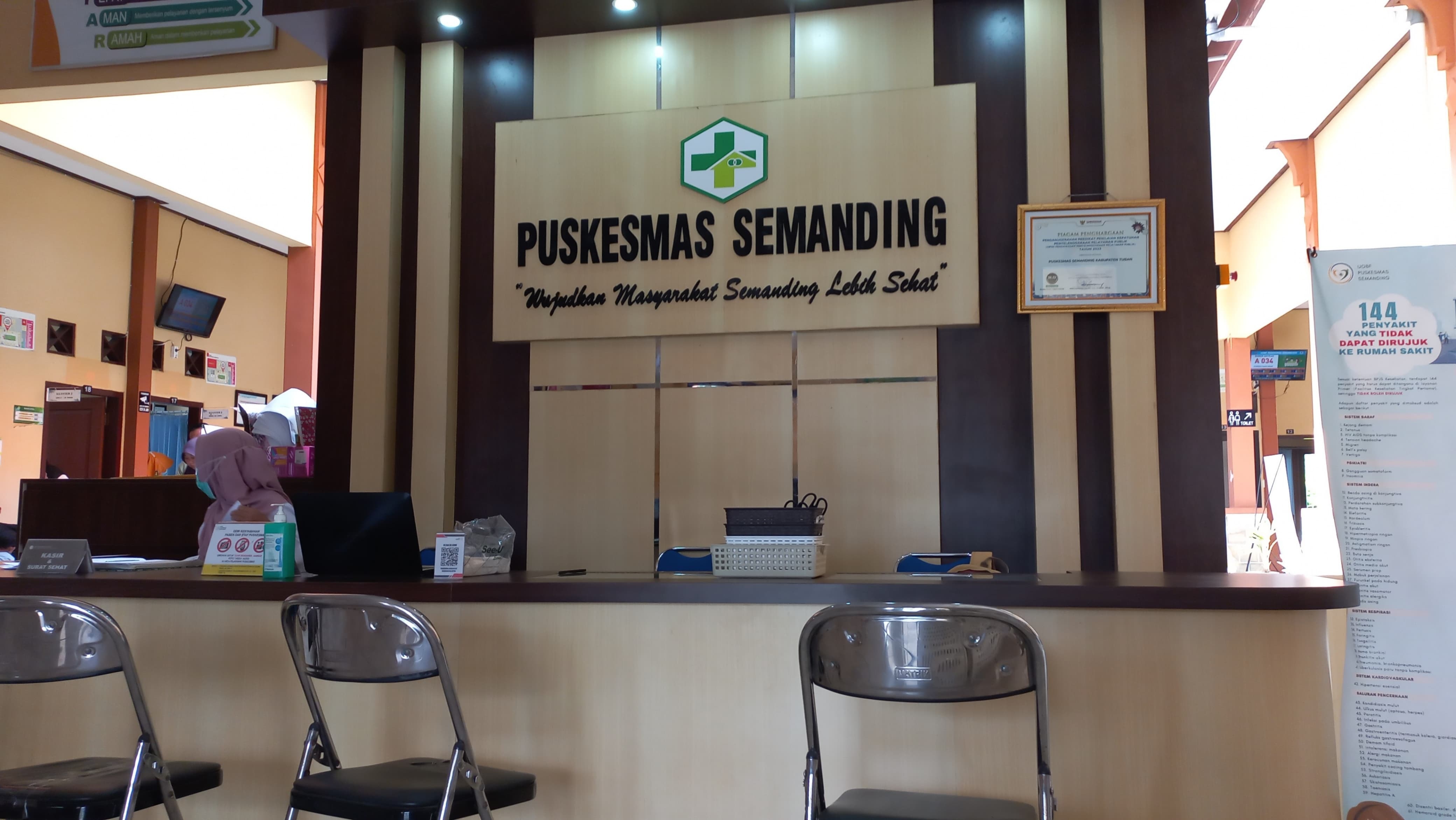 Meja pendaftaran di UOBF Puskesmas Semanding terlihat tak ada satu pun pasien yang mengantre, kemarin (16/6).