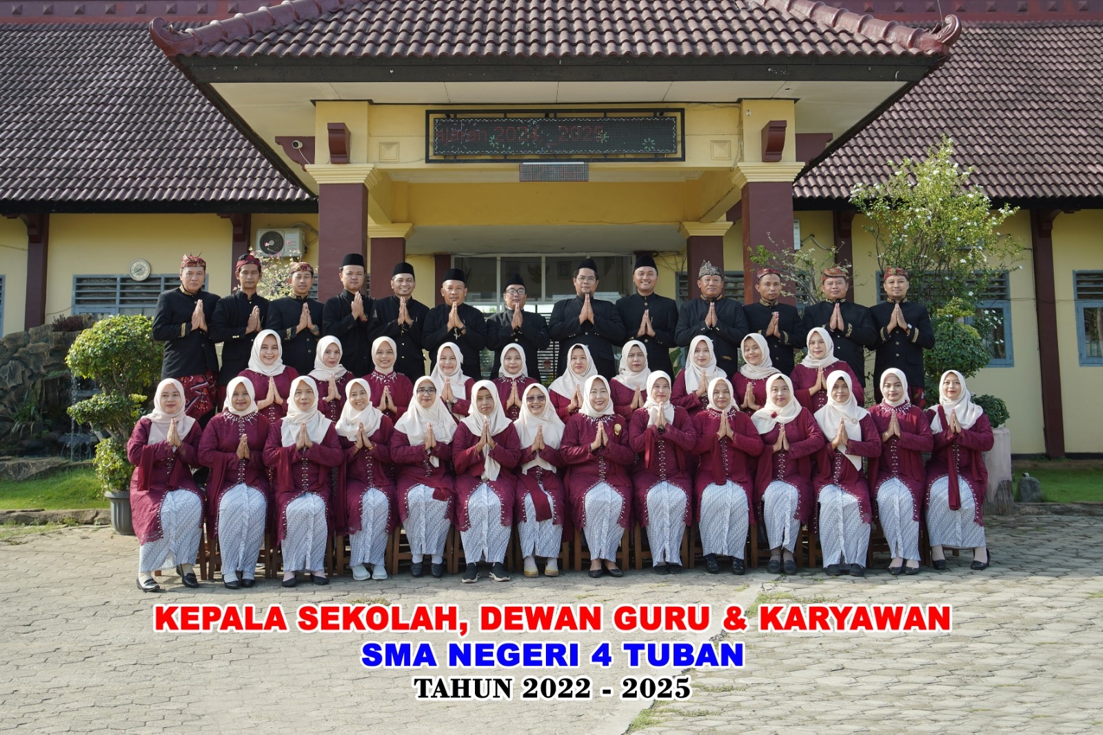 Kepala SMAN 4 Tuban bersama jajaran pendidik yang kompak dalam menjaga mutu pendidikan.