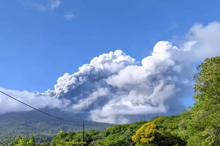 Gunung Lewotobi laki-laki ketika erupsi