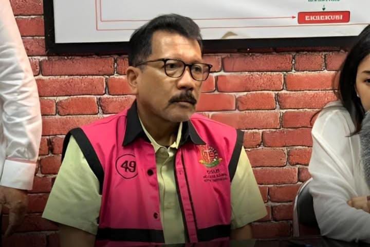 Zarof Ricar dijatuhi hukuman 16 tahun penjara dan denda Rp 1 miliar atas kasus korupsi hampir Rp 1 triliun.
