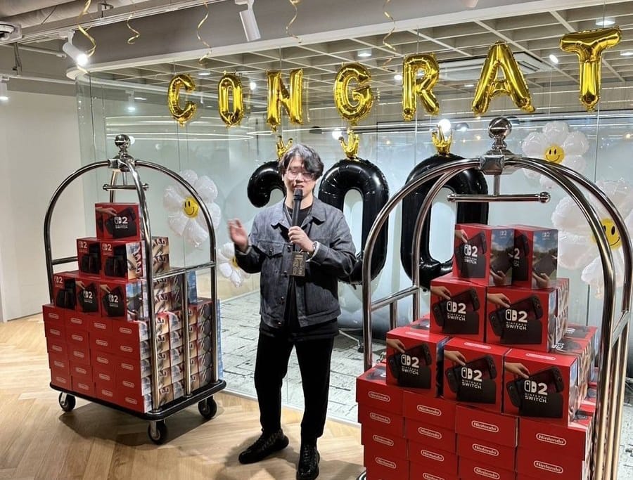 Foto CEO Shift Up Hyung-Tae Kim saat membagikan Switch 2 ke karyawannya. Sumber: Shift Up.