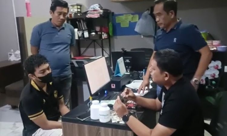 DIAMANKAN: HK, pengedar narkoba saat menjalani pemeriksaan di Mapolres Tuban.