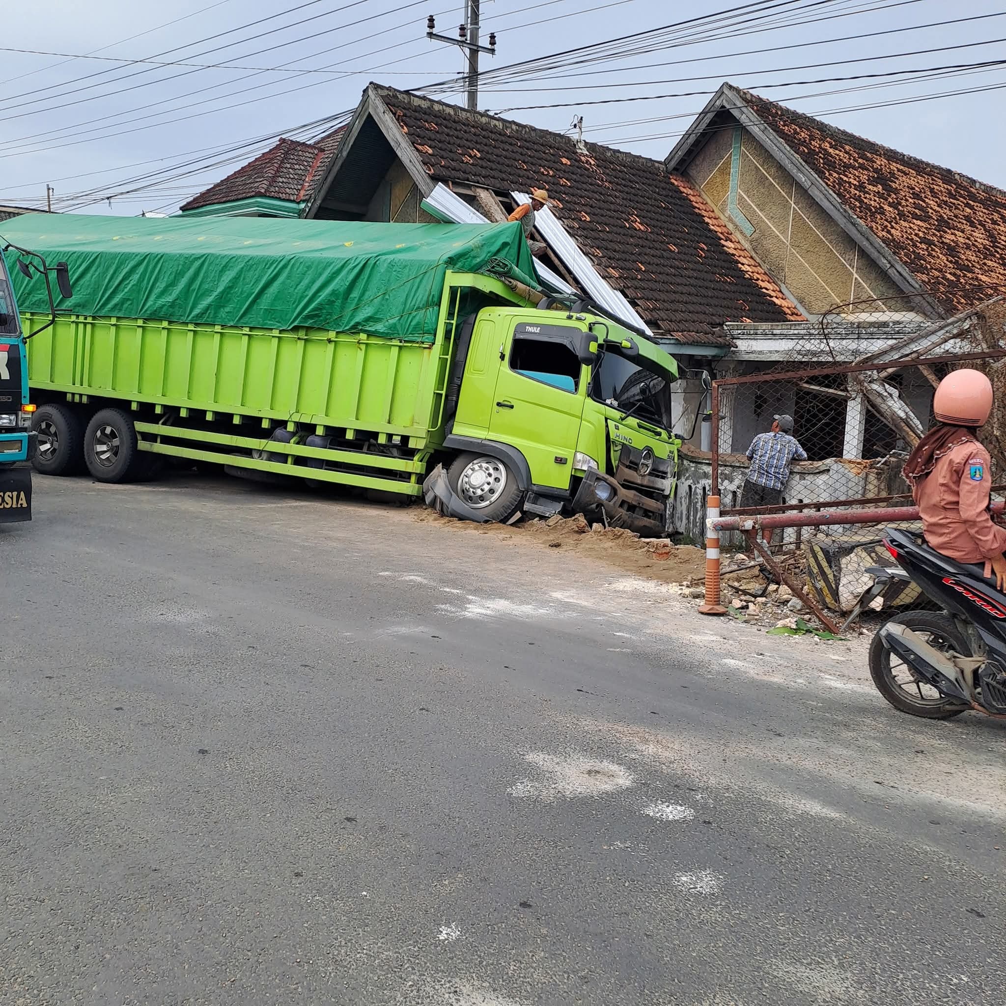 RUSAK PARAH: Rumah milik Djoko Sugianto mengalami kerusakan usai dihantam truk tronton, kemarin (20/6).