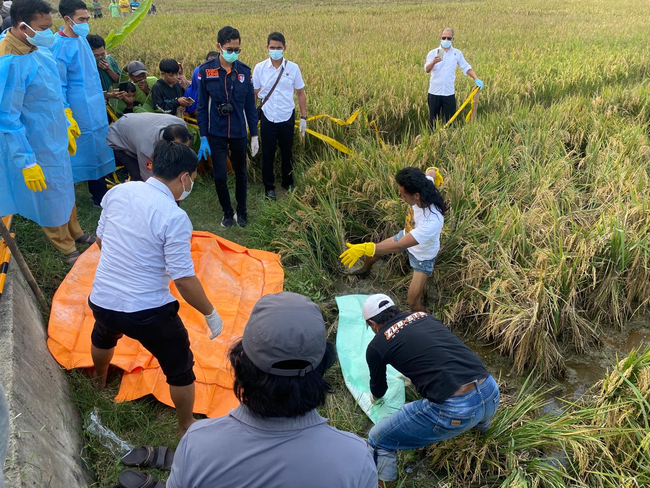 Polres Tuban lakukan autopsi mayat perempuan yang ditemukan di dekat perempatan Anjlok, Singgahan, Tuban.