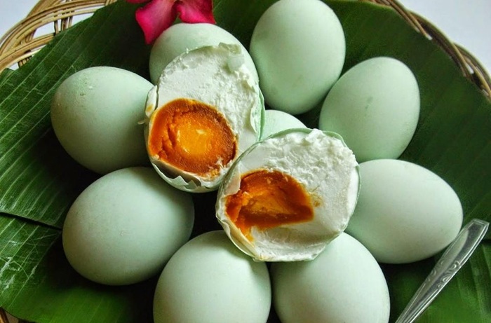 Dari menjaga imunitas hingga membuat kulit glowing, telur bebek menawarkan manfaat yang tidak bisa diremehkan.