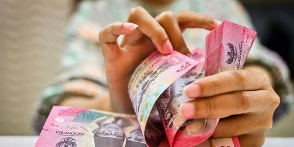 Ilustrasi menghitung uang rupiah. Uang beredar di Indonesia kembali mencatatkan pertumbuhan pada Mei 2025.