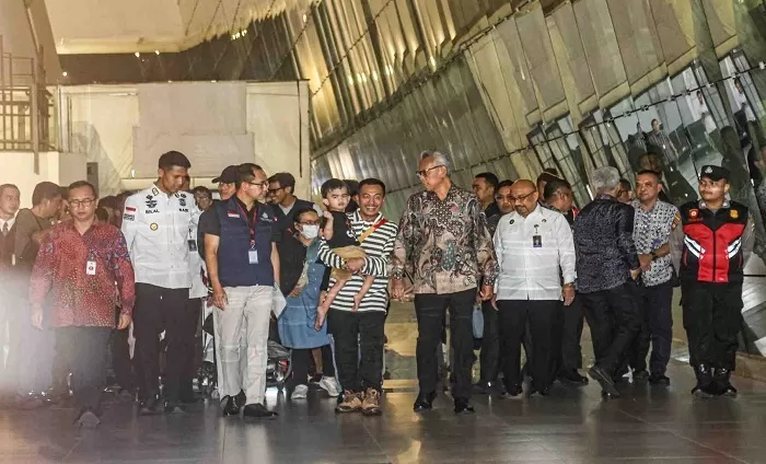 Pemerintah Indonesia berhasil mengevakuasi puluhan WNI dari Iran lewat Azerbaijan. Penundaan terjadi akibat situasi di Qatar.