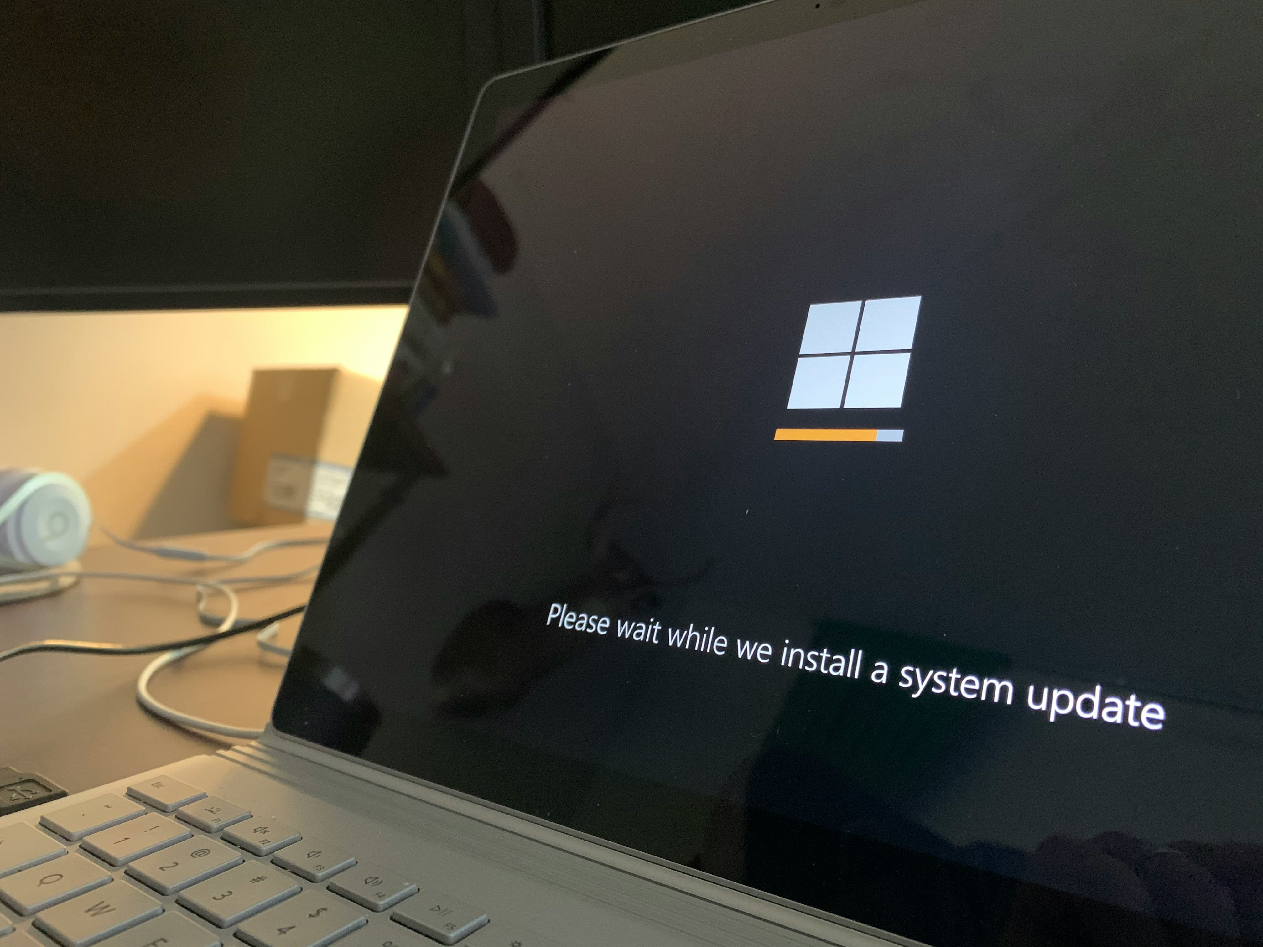 Ilustrasi Windows update pada perangkat laptop.