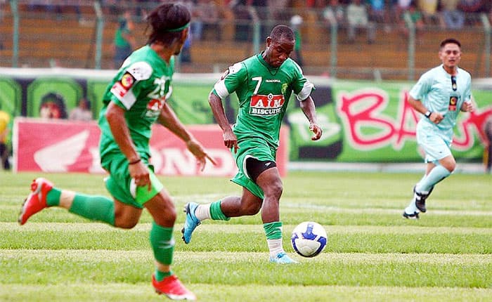 Mendiang John Tarkpor Sonkaley saat membela Persebaya Surabaya di Liga Indonesia.