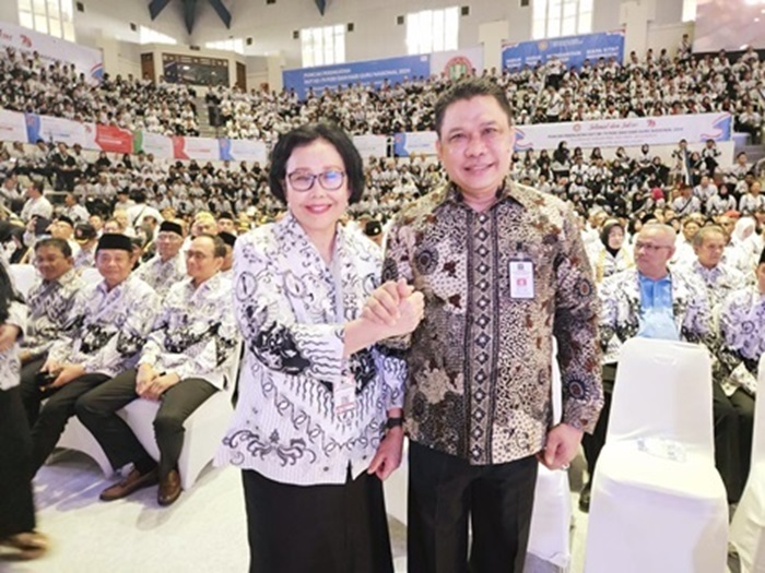 Staf Ahli Menteri Hukum Bidang Hubungan Antar Lembaga dan Penguatan Reformasi Birokrasi, Dr. Sucipto, SH M.H, M. Kn, bersama Ketua Umum PGRI Prof Dr. Unifah Rosyidi, M. Pd pada peringatan HUT PGRI.
