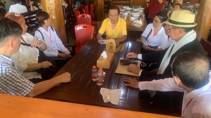 Go Tjong Ping (dua dari kanan) bersama perwakilan pengurus dan penilik terpilih menggelar musyawarah setelah pemilihan di Resto Ningrat Tuban, Minggu (8/6).
