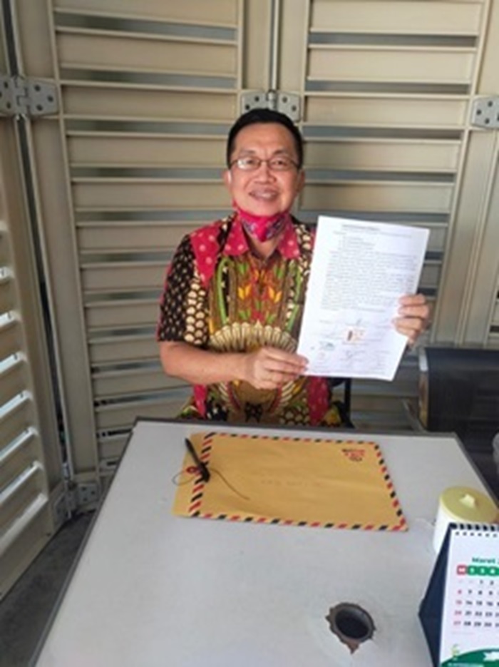 Tjong Ping menunjukkan surat kesepakatan yang baru ditandatanganinya. Foto dokumen kesepakatan inilah yang dikirim Soedomo Mergonoto kepada Jawa Pos Radar Tuban.