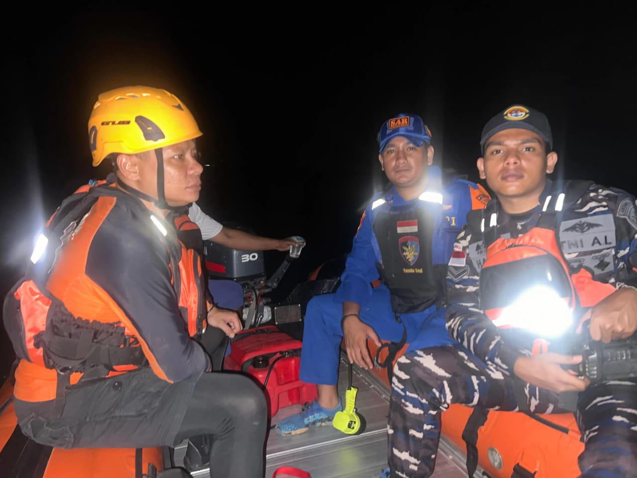 SAR Batam kerahkan tim dan rubber boat cari korban hilang dalam tragedi tenggelamnya long boat di perairan Batam.