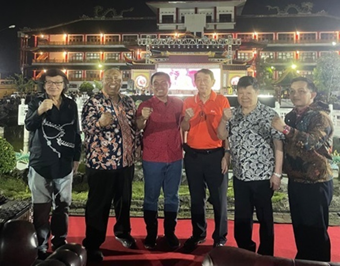 Alim Sugiantoro (kiri) bersama Soedomo Mergonoto (tiga dari kanan) dan Paulus Willy Afandy (dua dari kanan) serta jajaran forkopimda pada peringatan ulta Kongco Kwan Sing Tee Koen tahun lalu.