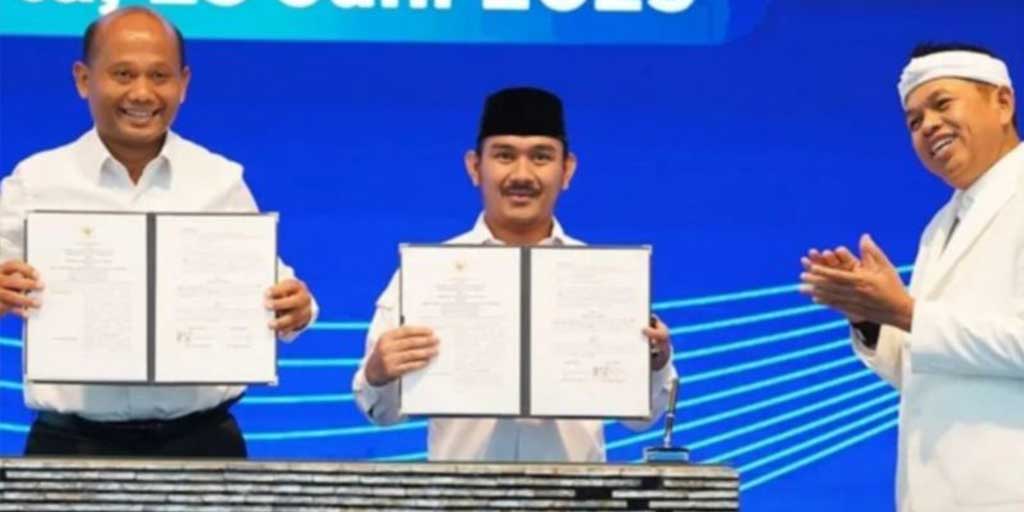 Bupati Bekasi Ade Kuswara Kunang (tengah) menandatangani nota kesepakatan sinergi program revitalisasi tambak Pantai Utara Jawa, Rabu (25/6).