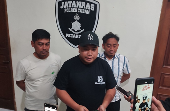 Kasat Reskrim Polres Tuban AKP Dimas Robin Alexander saat menggelar press release tersangka pembunuhan gadis asal Singgahan, Senin malam (23/6).