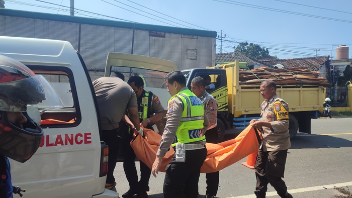 LAKA LANTAS: Proses evakuasi jenazah korban kecelakaan antara sepeda motor matic dengan bus Jalan Tuban-Widang, Desa Penidon, Kecamatan Plumpang, kemarin (27/6).