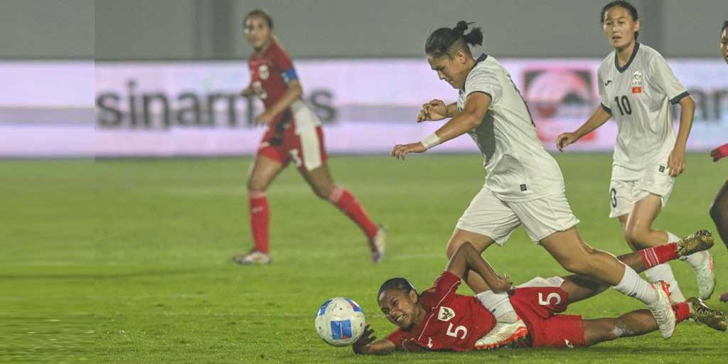 Gea (bawah) berebut bola dengan pesepak bola Timnas Putri Kirgistan Aiana Karataeva (kiri) saat pertandingan kualifikasi Piala Asia Wanita 2026 Grup D, Minggu (29/6)