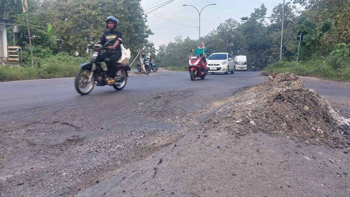 MENUNGGU PERBAIKAN: Kondisi jalan lingkar selatan (JLS) yang mengalami rusak parah.