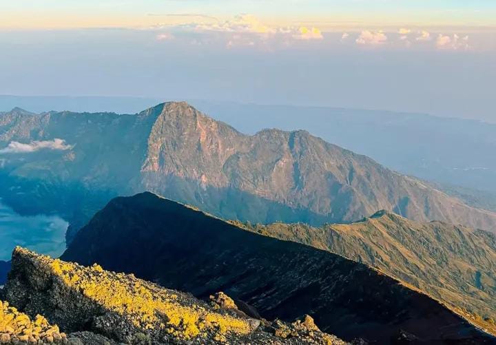 Meski Gunung Rinjani diserbu rating 1 oleh netizen Brasil, TNGR sebut pendakian tetap normal dan SOP keamanan tengah dievaluasi.