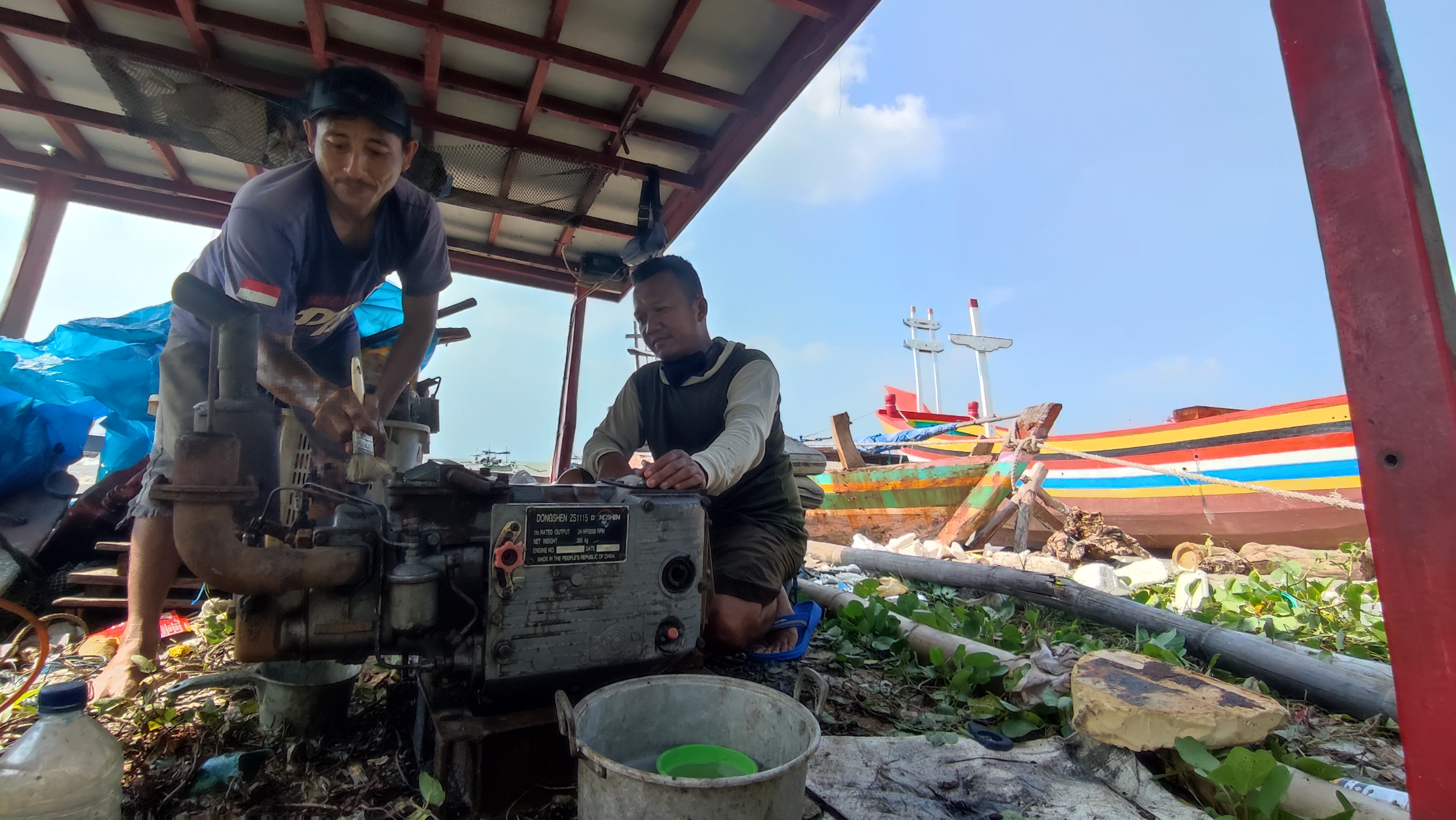 Nelayan asal Kelurahan Karangsari, Kecamatan Tuban memanfaatkan waktu tidak melaut dengan melakukan perbaikan perahu penangkap ikan, kemarin (30/6).