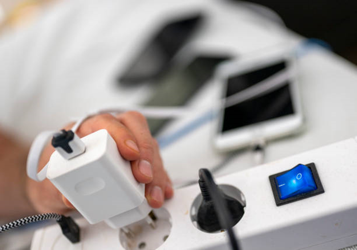 Membiarkan kepala charger tetap terhubung ke stopkontak picu ledakan