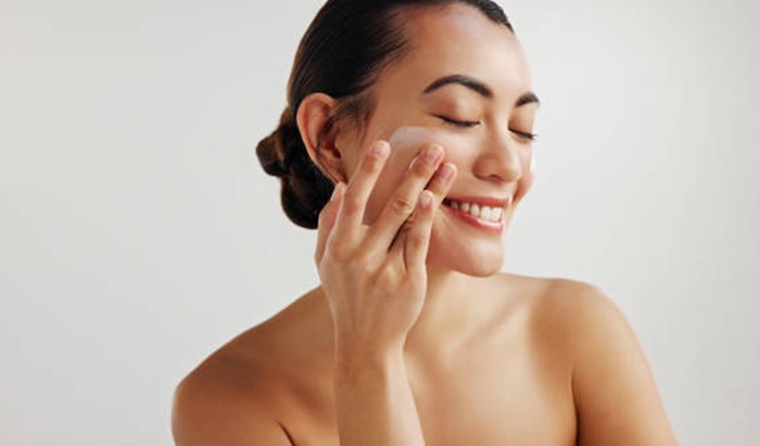 Ilustrasi menggunakan skincare.