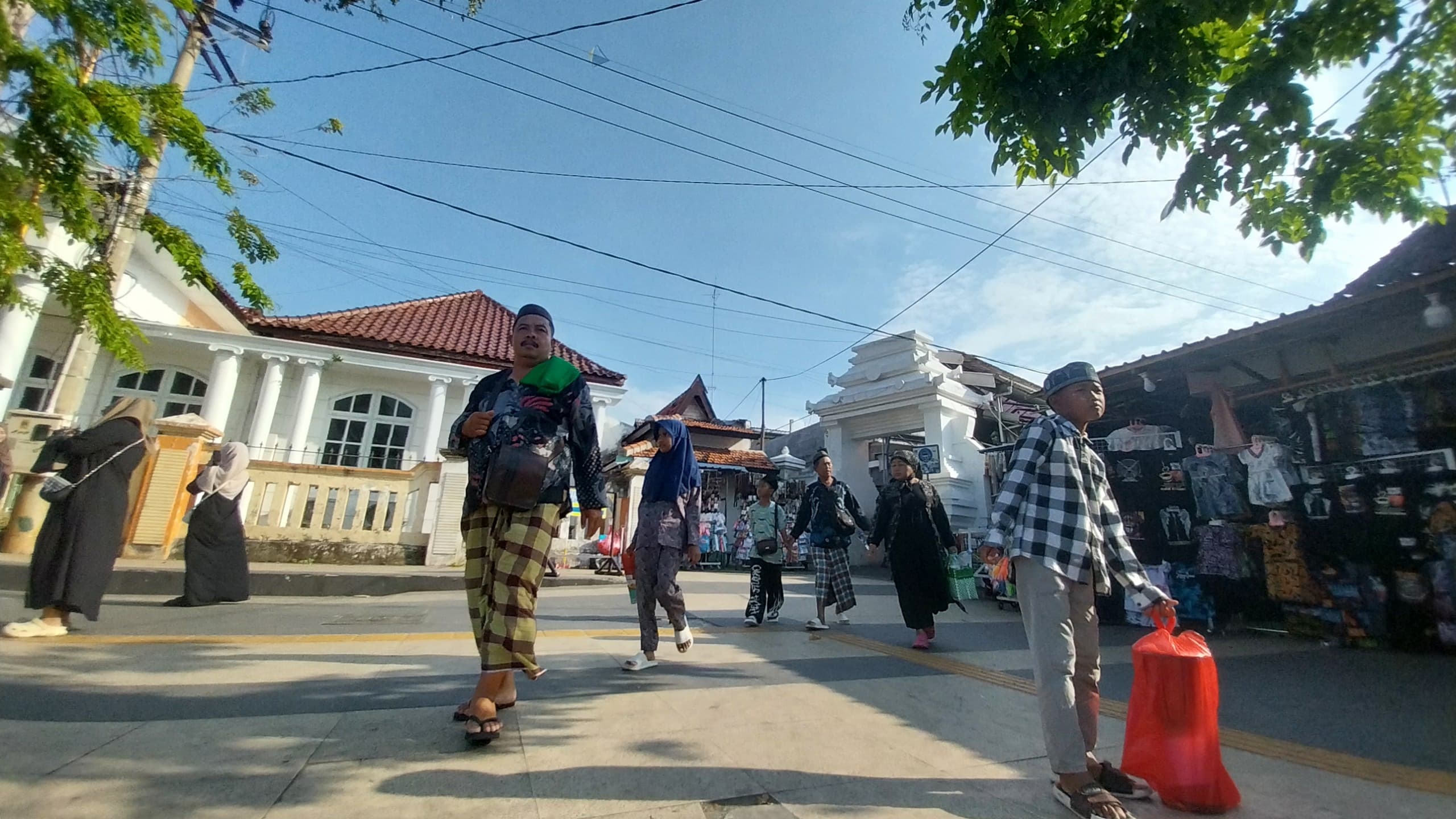 SUDAH KOSONG LAGI: Area depan gapura pintu masuk Makam Sunan Bonang yang kembali steril dari PKL yang nekat berjualan, kemarin (1/7).