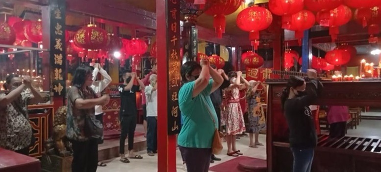 Umat TITD Kwan Sing Bio Tuban sembahyang bersama di altar kelenteng.