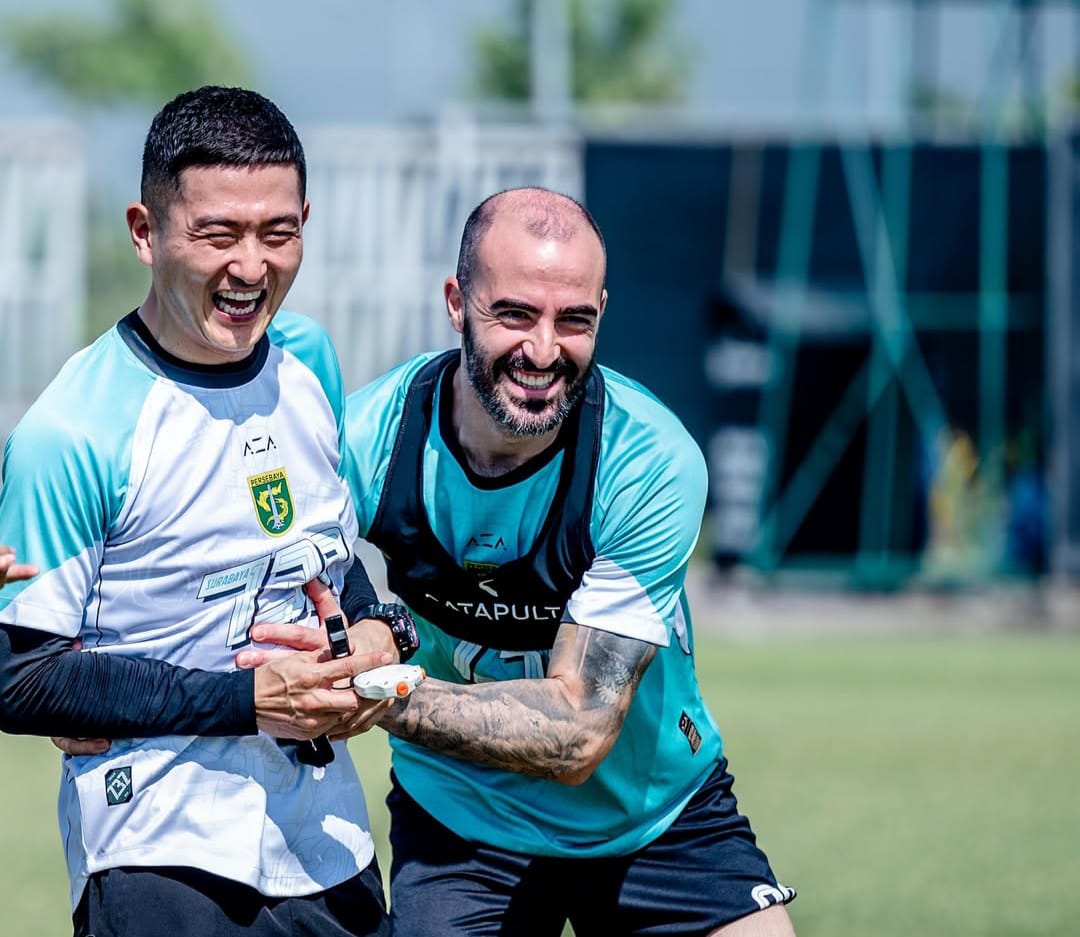Para penggawa anyar persebaya Surabaya, dari jajaran pelatih hingga pemain, siap melawan PSS Sleman dalam Launching Game.