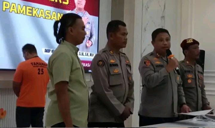 Penganiayaan terhadap kurir JNT di Pamekasan gegara paket TikTok COD berbuntut penangkapan pelaku oleh polisi.