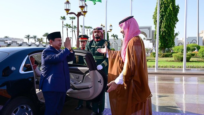 Sambutan hangat Pangeran Mohammed bin Salman kepada Presiden Prabowo Subianto.&nbsp;