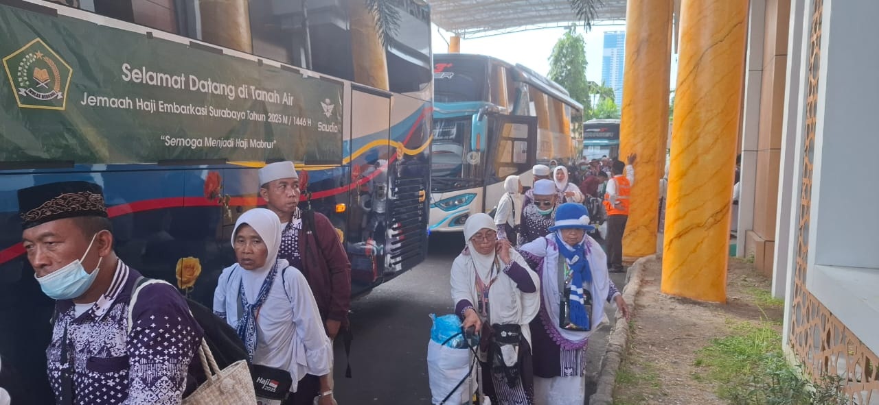 Jemaah haji Tuban di Asrama Haji Surabaya setelah landing di Bandara Udara Internasional Juanda, Sidoarjo. Para jemaah tiba di Tuban tadi malam.
