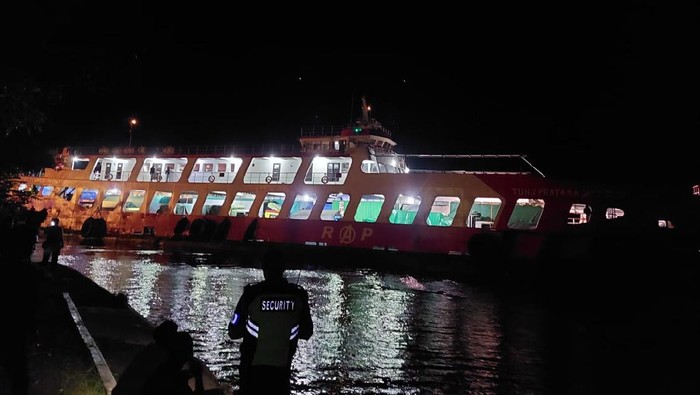 KMP Tunu Pratama Jaya terbalik di Selat Bali