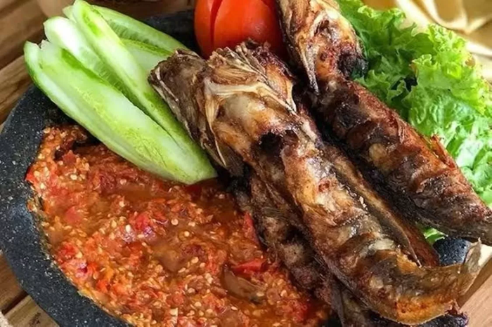 Warung pecel lele di GOR Tuban jadi favorit anak muda dan warga Jawa Timur