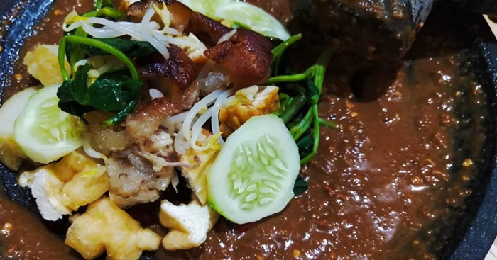 Rujak Cingur Tuban terkenal dengan bumbu petis pekat dan cingur empuk