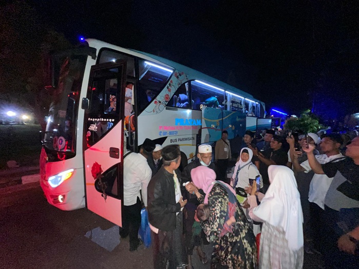 Tangis haru warnai kedatangan jemaah haji Tuban kloter 70.