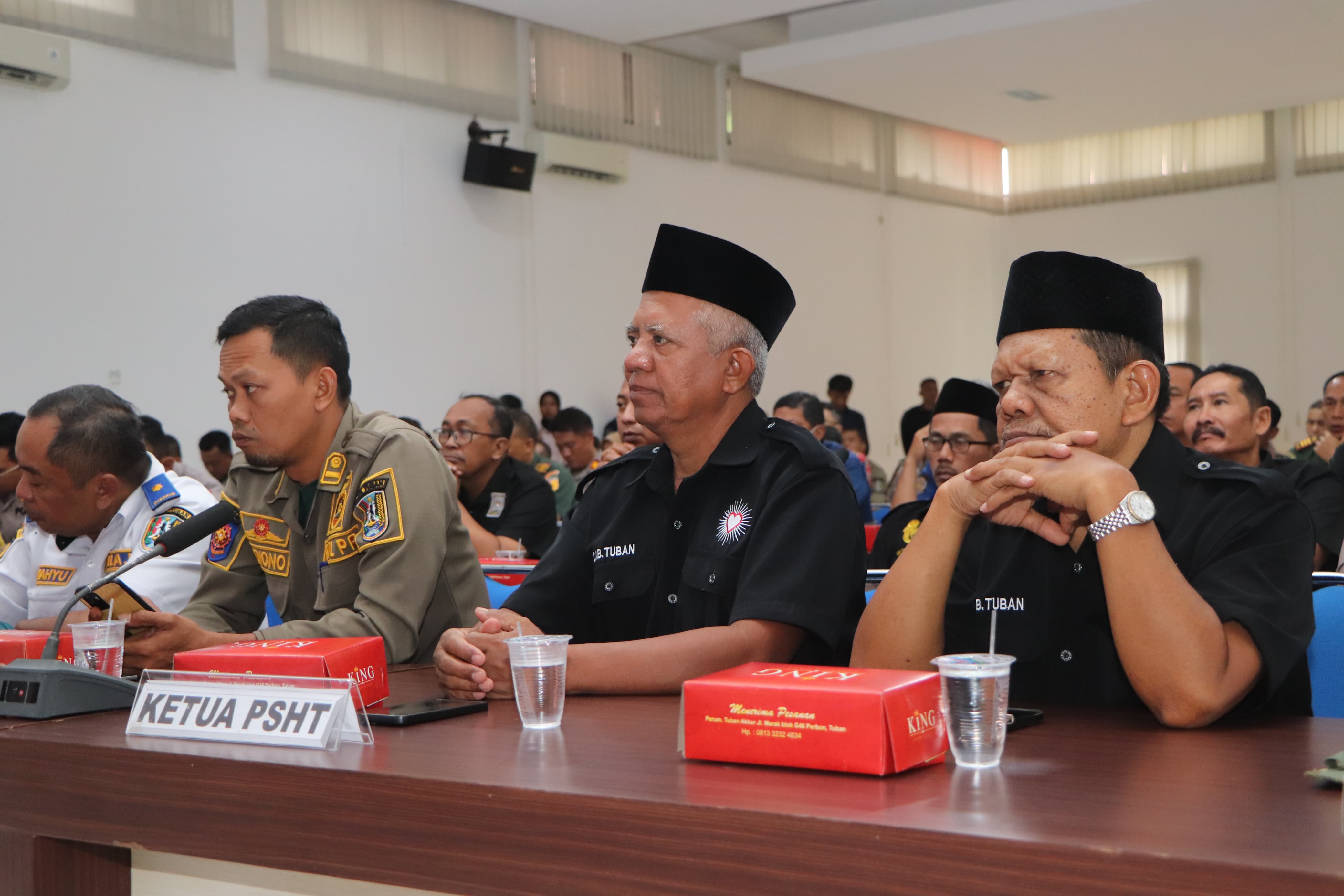 PSHT Tuban sahkan 1.314 warga baru, seluruh peserta diberangkatkan dengan kendaraan tertutup dan dikawal aparat.