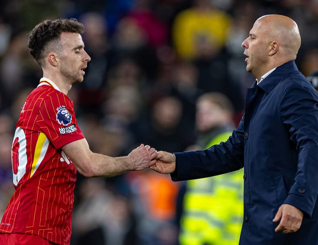 Arne slot ketika berada dalam satu pertandingan di Liverpool bersama Diogo Jota.