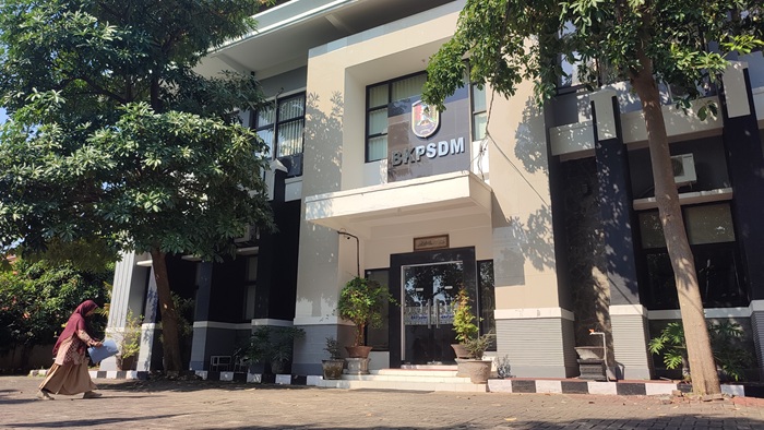 Kantor BKPSDM Tuban di Jalan Patimura yang sudah didatangi wartawan koran ini berkali-kali, tapi kepala dinasnya enggan untuk ditemui.