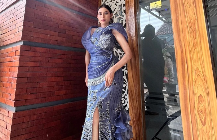 Thalita tampak cantik dalam balutan gaun bertemakan Sagari buatan tangannya sendiri.