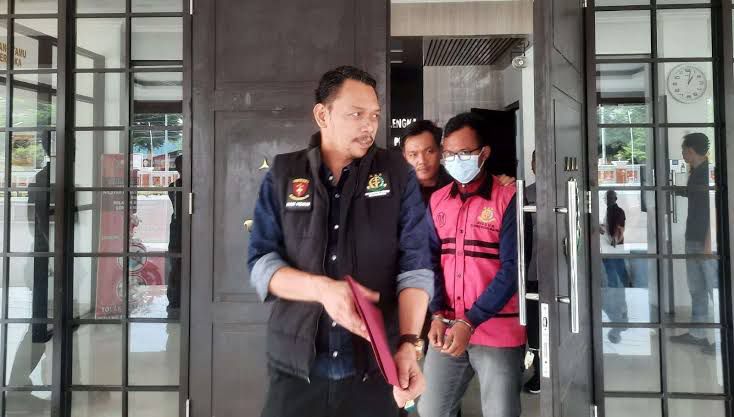 Dana desa Cipaku diselewengkan untuk game dan judol, sekdes MGS ditahan Kejari Majalengka, terancam pasal korupsi berat.
