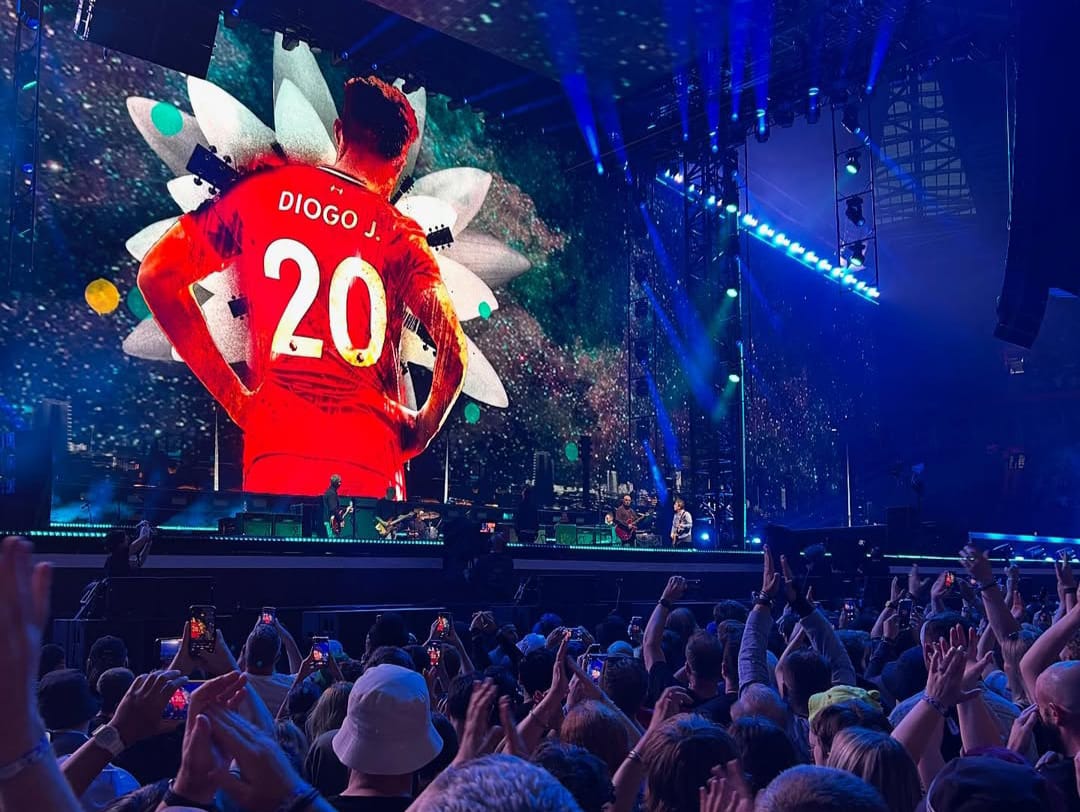 Tangkapan kamera penonton konser oasis saat menampilkan gambar mendiang Diogo Jota.