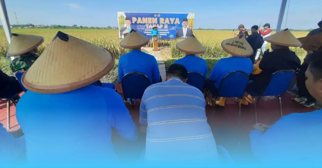 Kakanwil Ditjenpas Jatim bersama lapas melakukan panen raya.