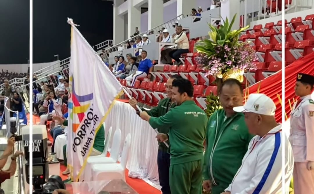 Penyerahan bendera Porprov Jatim dari Wagub&nbsp; Emil Dardak, kepada walikota Surabaya Eri Cahyadi.