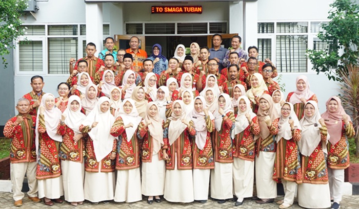 Kepala Bidang PPSMA Disdik Jatim Suhartatik, S.Pd., M.Psi bersama Kepala Cabang Dinas Pendidikan Bojonegoro - Tuban Hidayat Rahman bersama keluarga besar pendidik SMAN 3 Tuban.
