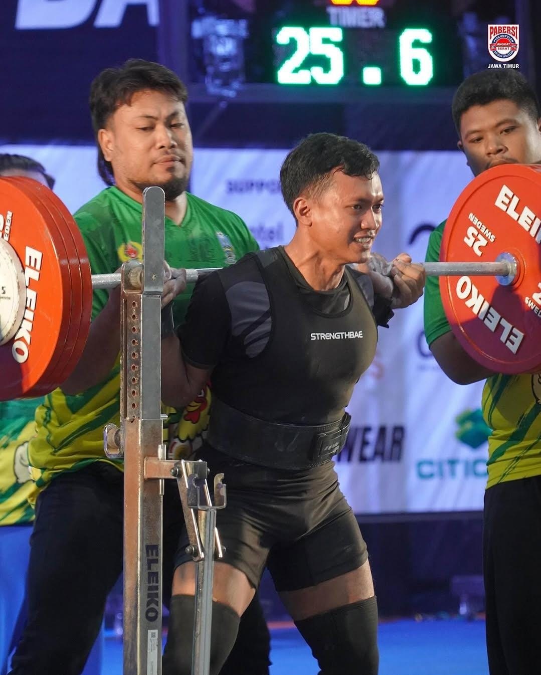 Atlet angkat berat Tuban ketika bertanding di kelas 66 kg putra Porprov IX Jatim 2025