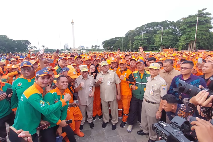 Realita keras di ibu kota membuat lulusan S1 harus berani ambil peluang kerja apapun.