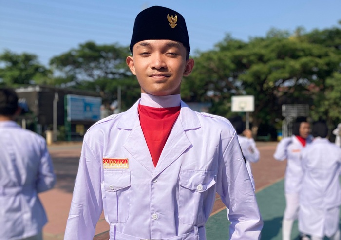 Abdullah Fitim tampak gagah dalam balutan seragam Paskibra miliknya.